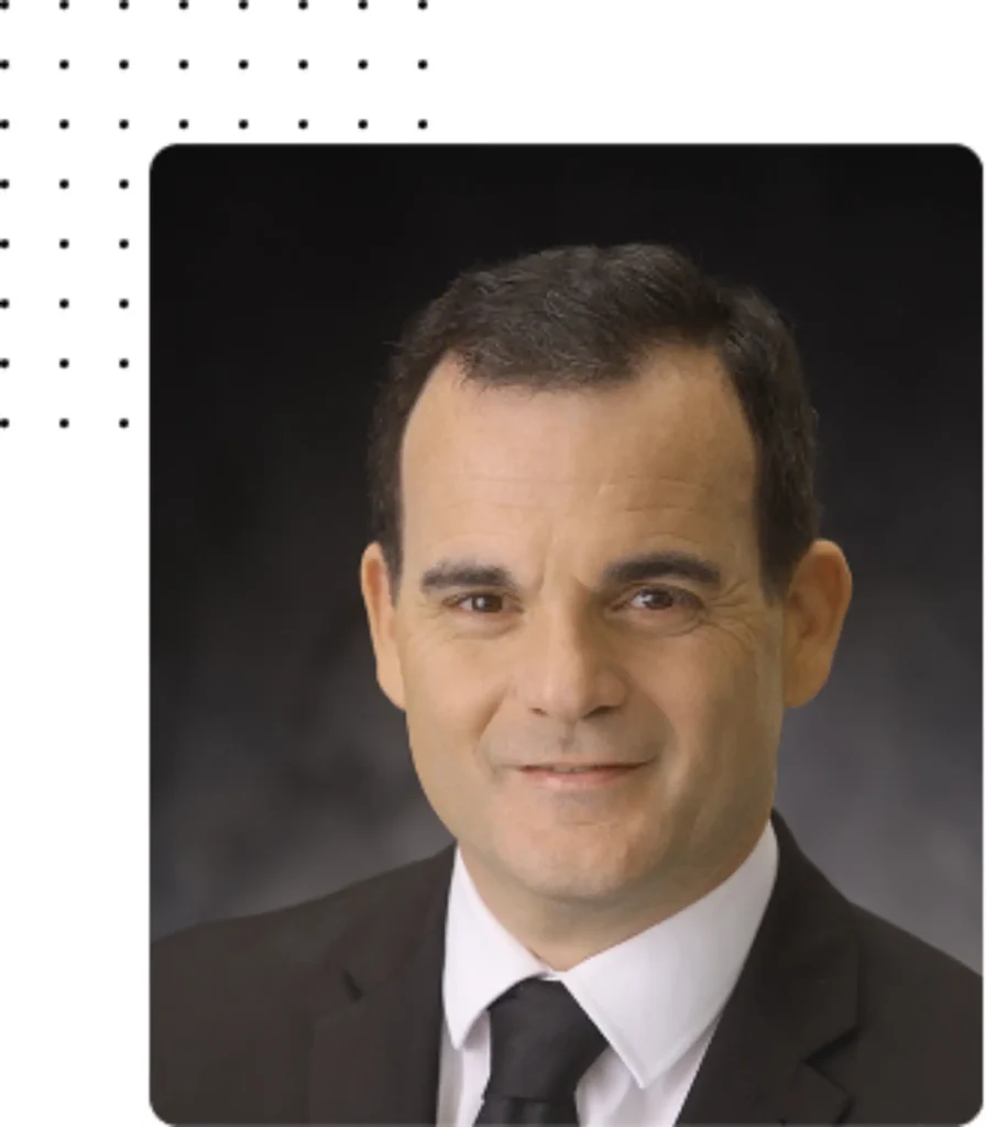 תמונת פרופיל עורך דין רם גמליאל עם אלמנט עיצובי גרפי של נקודות